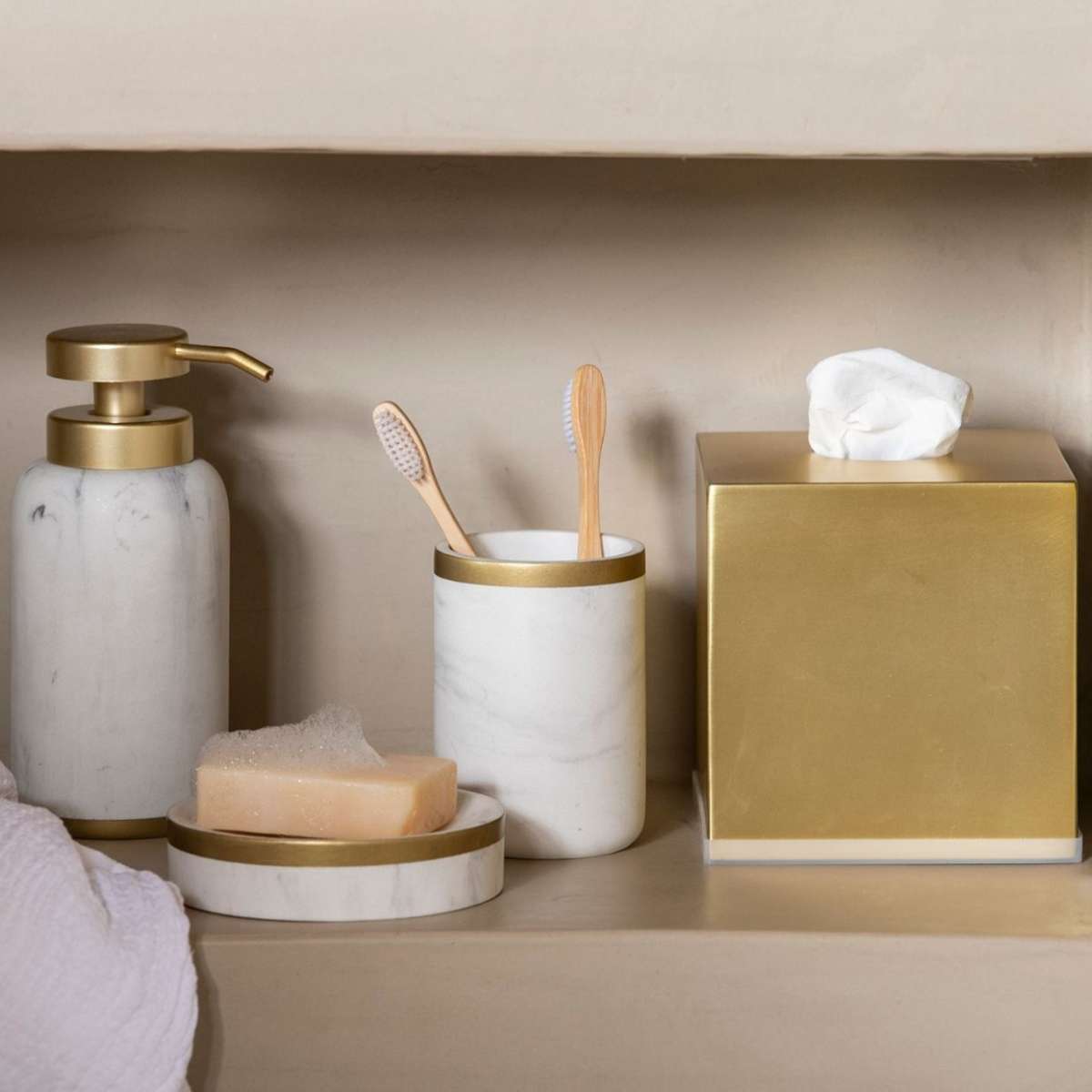 Ambiente de baño moderno con portapañuelos dorado