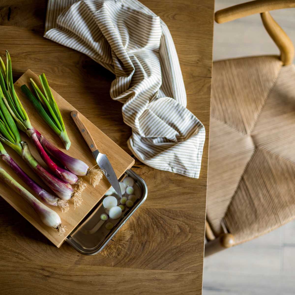Tabla de cortar de madera con bandeja de metal