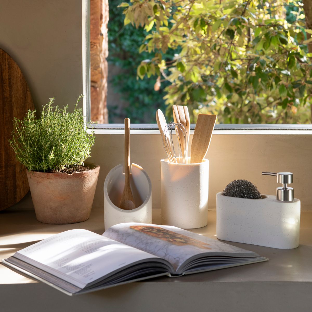 Soporte cuchara efecto piedra crema sobre encimera de cocina con plantas, Andrea House