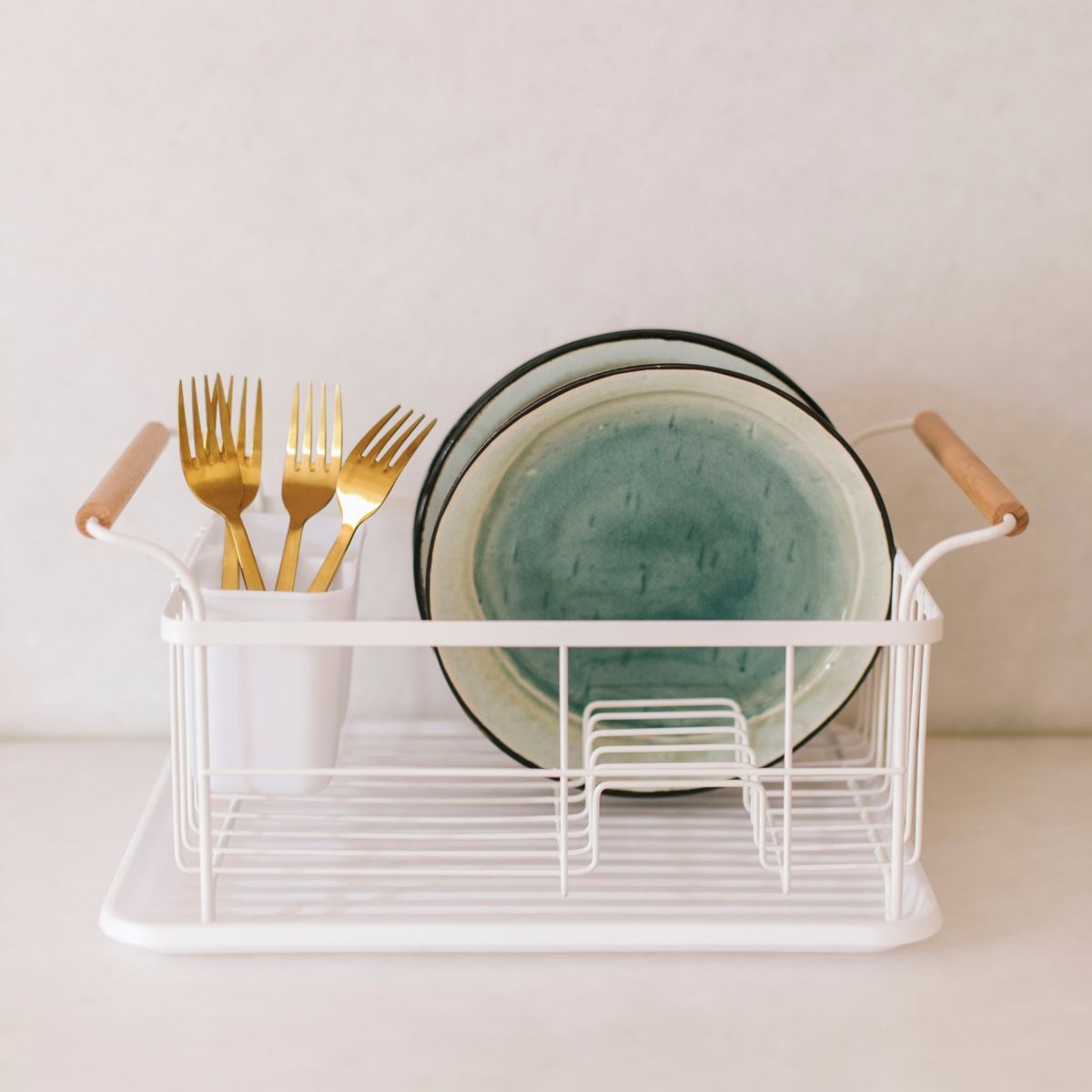 Escurreplatos de metal blanco para cocina.