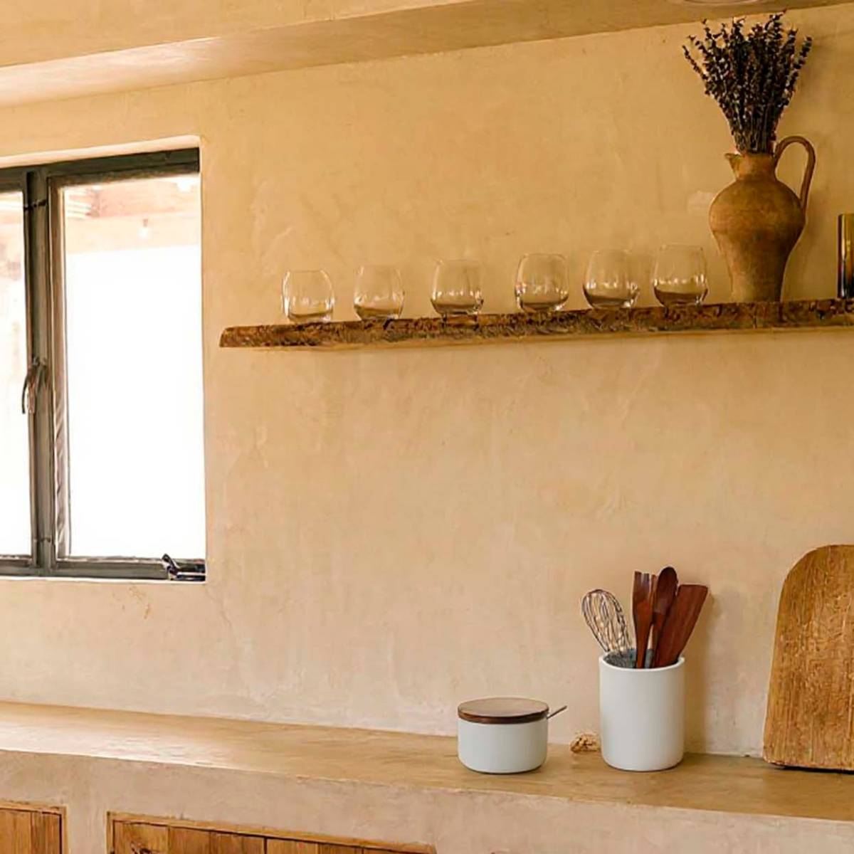 Ambiente de cocina con utensilios de madera