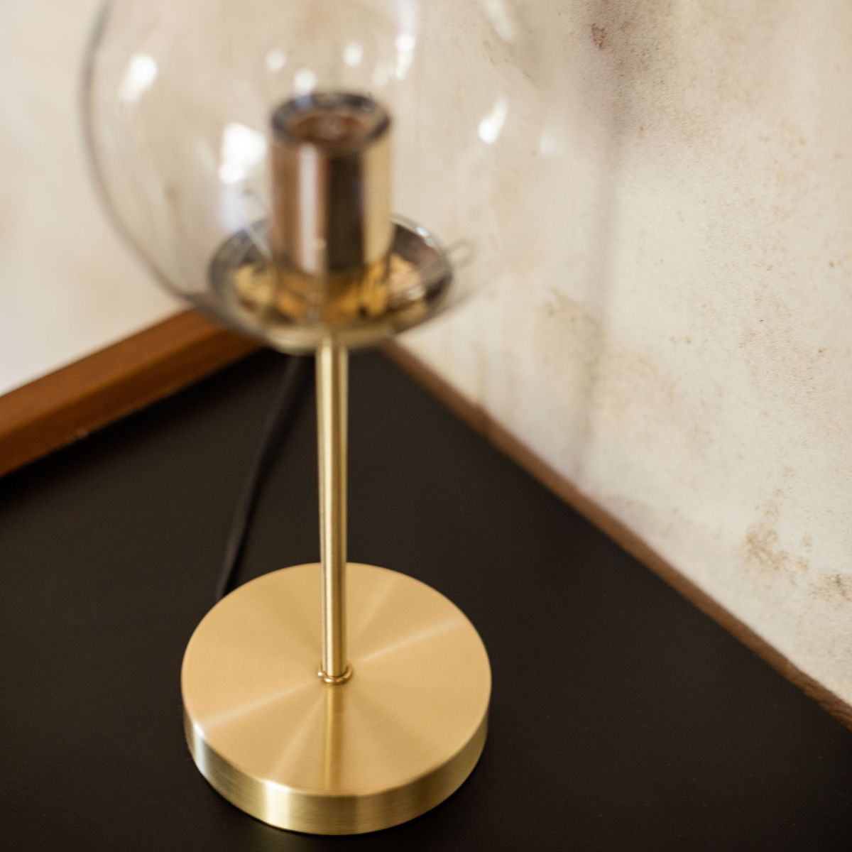 Lámpara de mesa moderna de cristal dorada