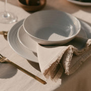 Set de 2 servilletas de mesa beige de lino con flecos