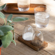 Salero y pimentero de cristal y madera