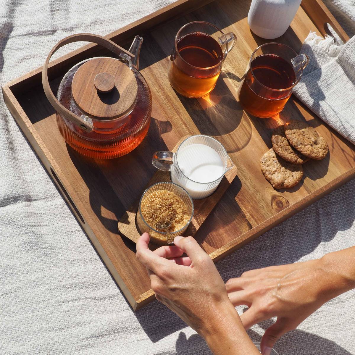 Bandeja de servir de acacia con desayuno y bebidas sobre mesa