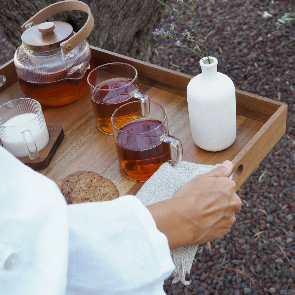 Bandeja de servir de acacia utilizada para servir bebidas al aire libre