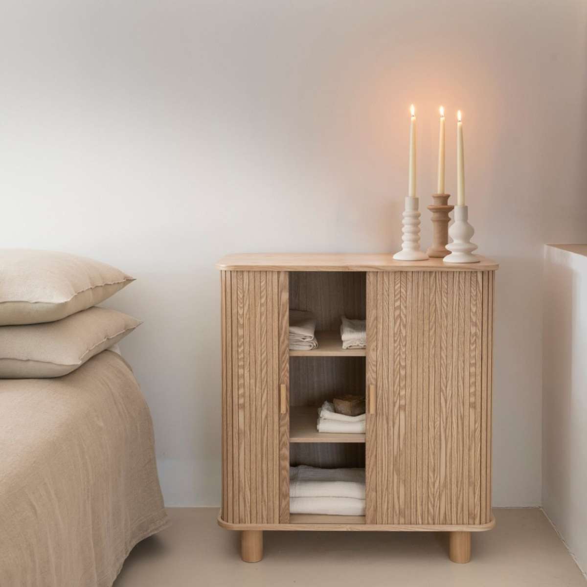 Armario de madera de fresno y pino con puertas correderas