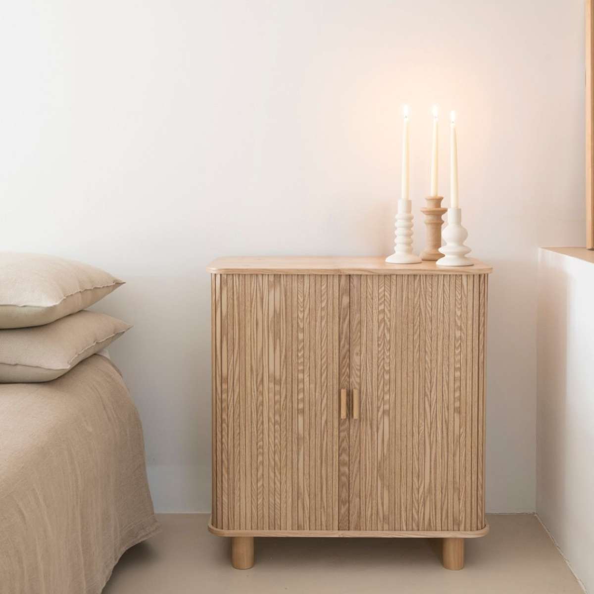 Armario de madera de fresno y pino con puertas correderas