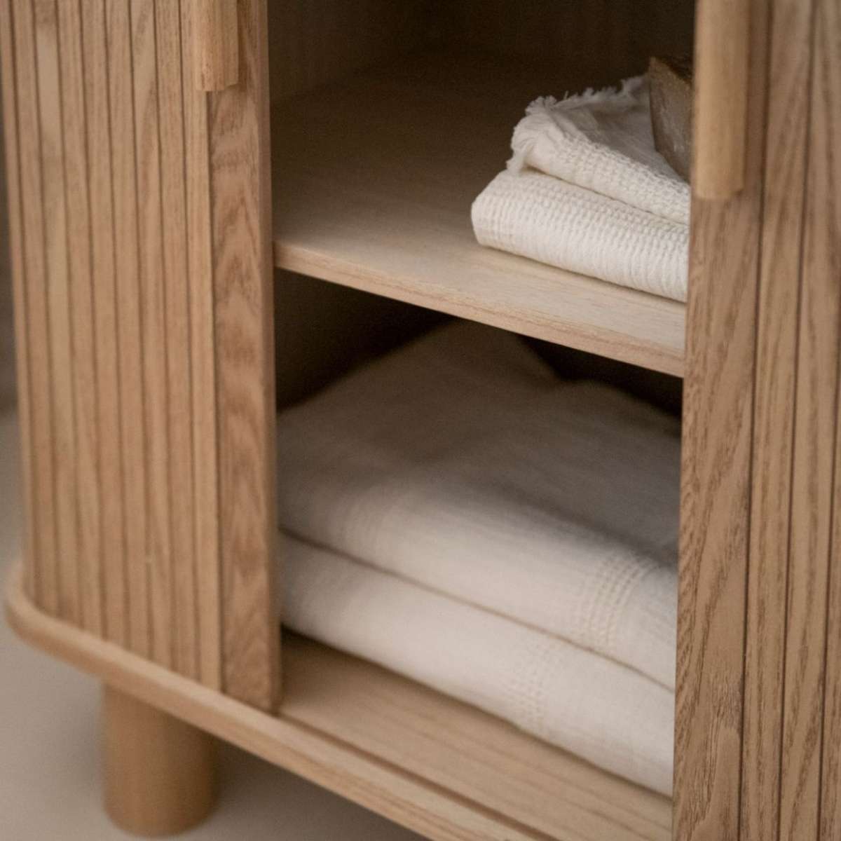 Armario de madera de fresno y pino con puertas correderas