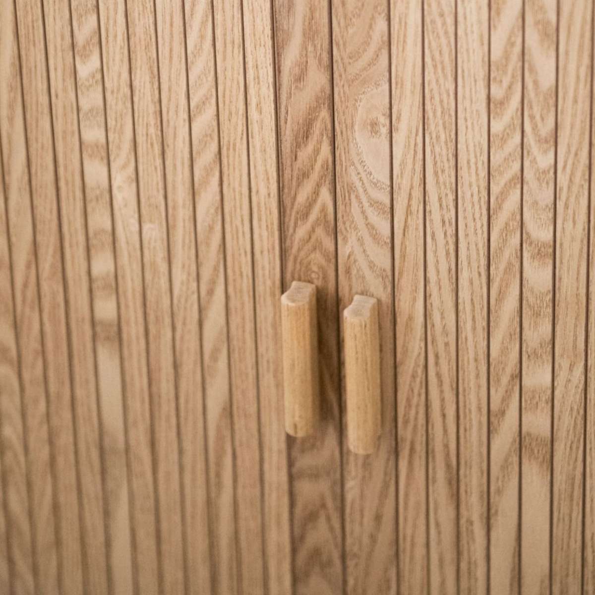 Armario de madera de fresno y pino con puertas correderas