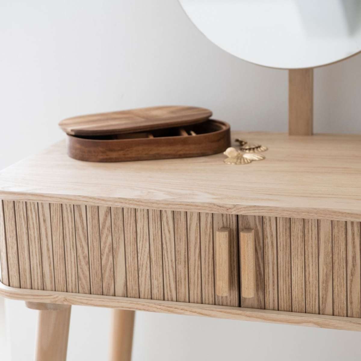 Tocador de madera de fresno y pino con puertas correderas