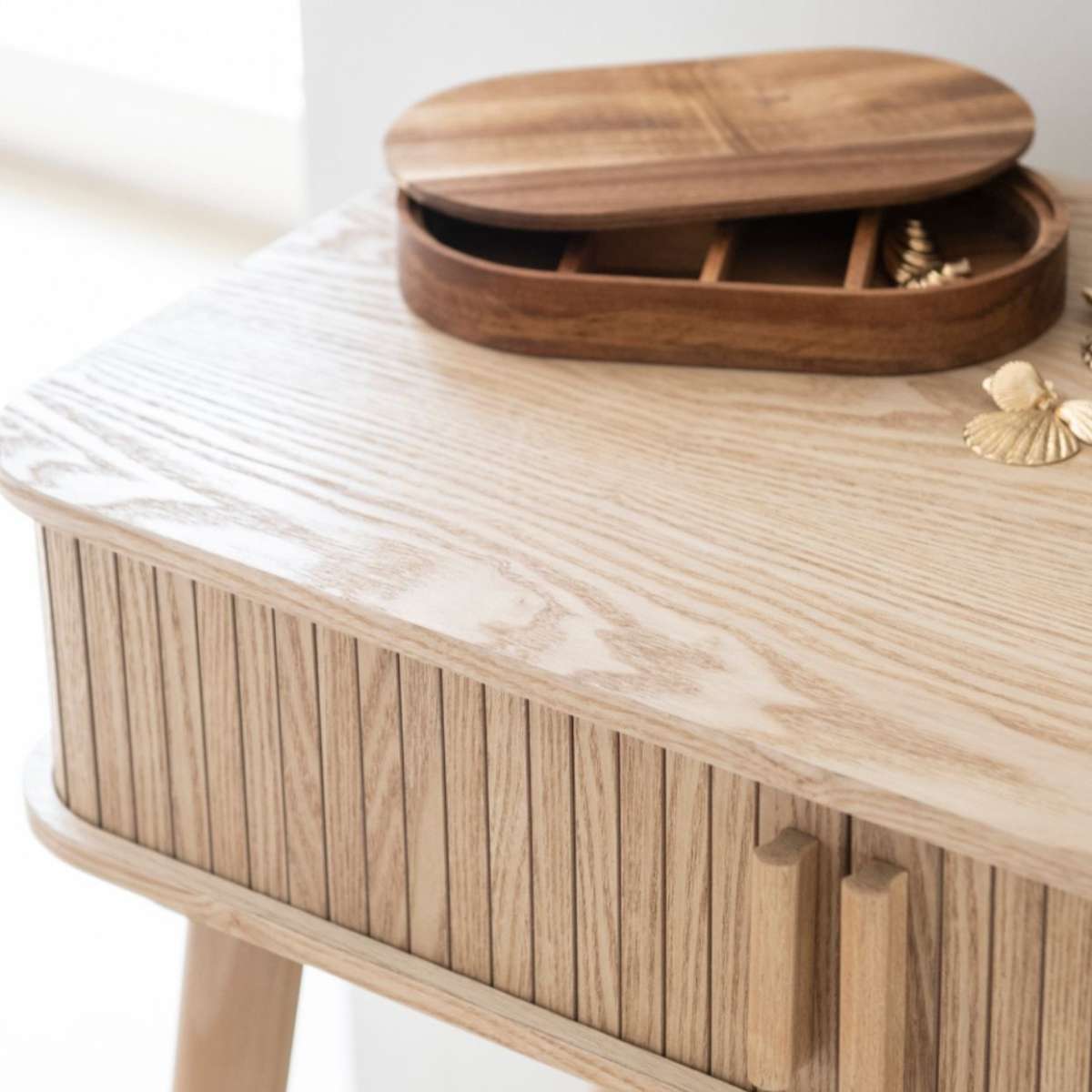 Tocador de madera de fresno y pino con puertas correderas
