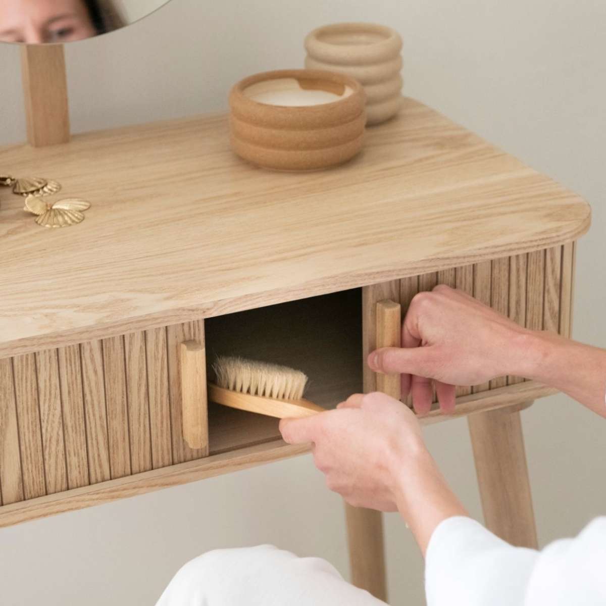 Tocador de madera de fresno y pino con puertas correderas