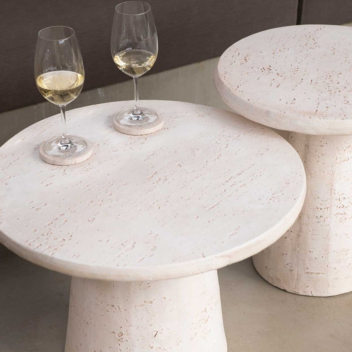 Detalle de mesa auxiliar redonda efecto piedra Andrea House