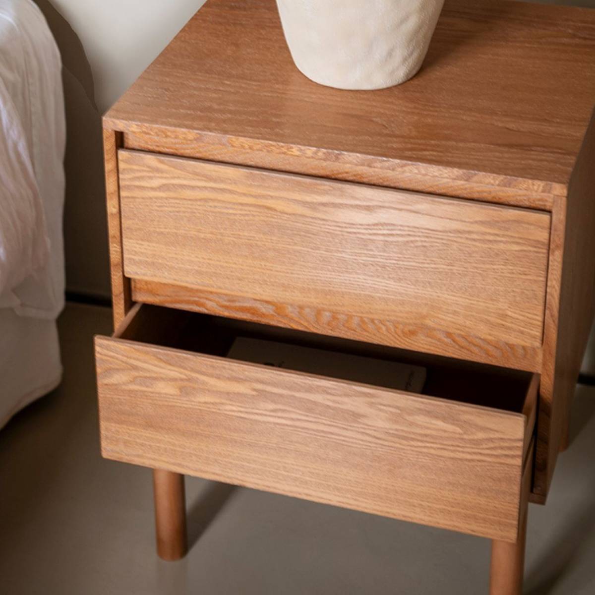 mesita de noche de madera de fresno oscura