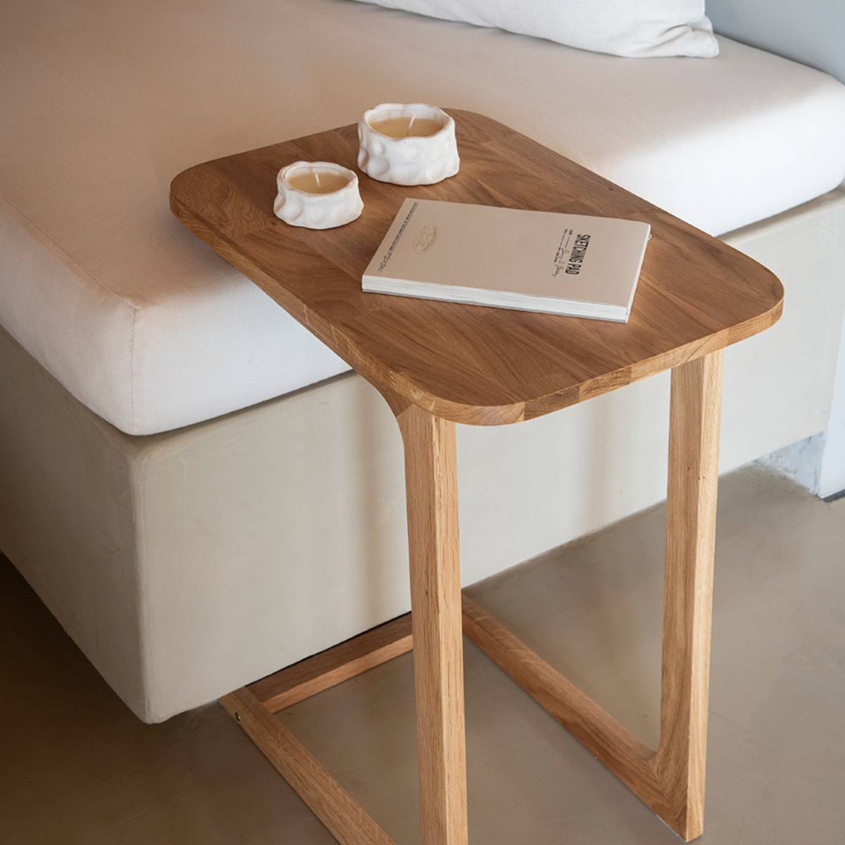 Mesa auxiliar de roble para sofá con diseño funcional y natural con tablero rectangular.