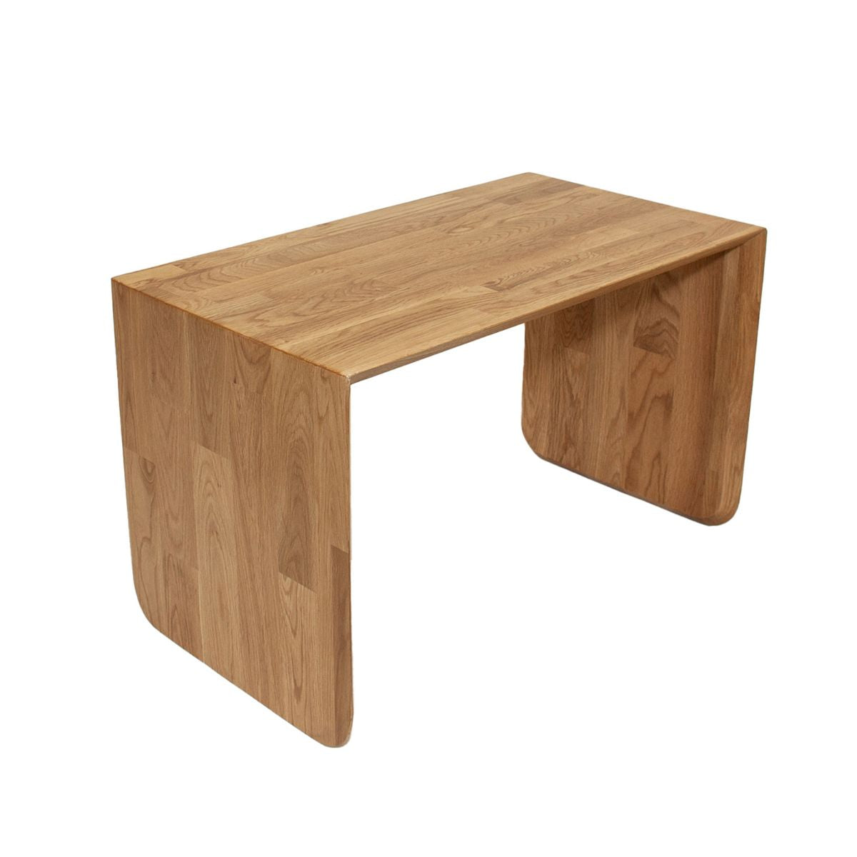 Mesa auxiliar de roble para sofá con diseño funcional en uso junto al sofá.