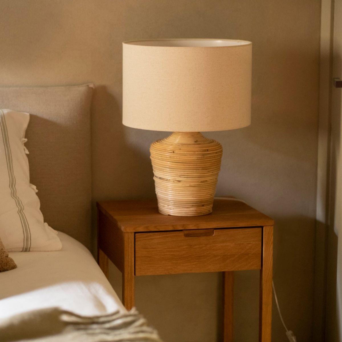 Mesita de noche moderna de madera de roble