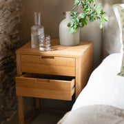 Mesita de noche moderna de madera de roble 2 cajones