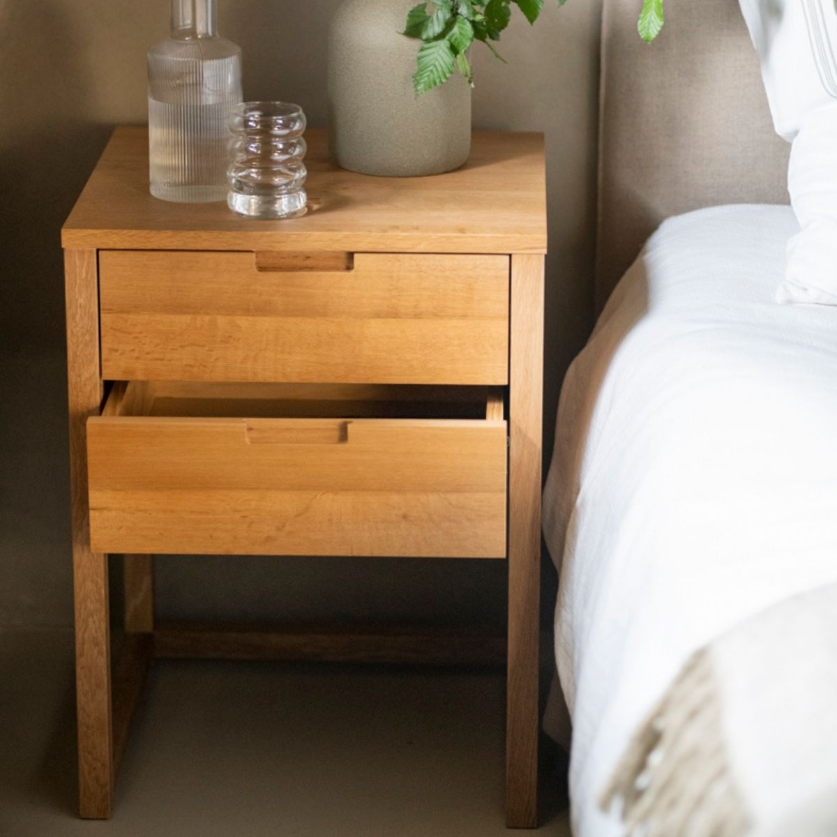 Mesita de noche moderna de madera de roble 2 cajones