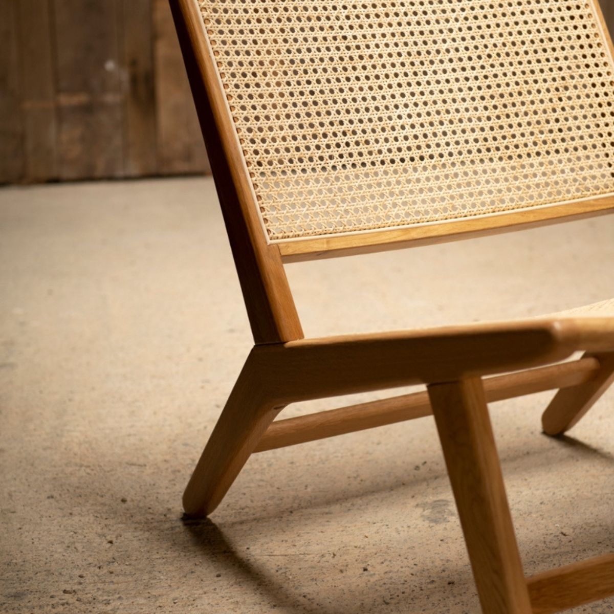 Sillón de salón de madera de roble