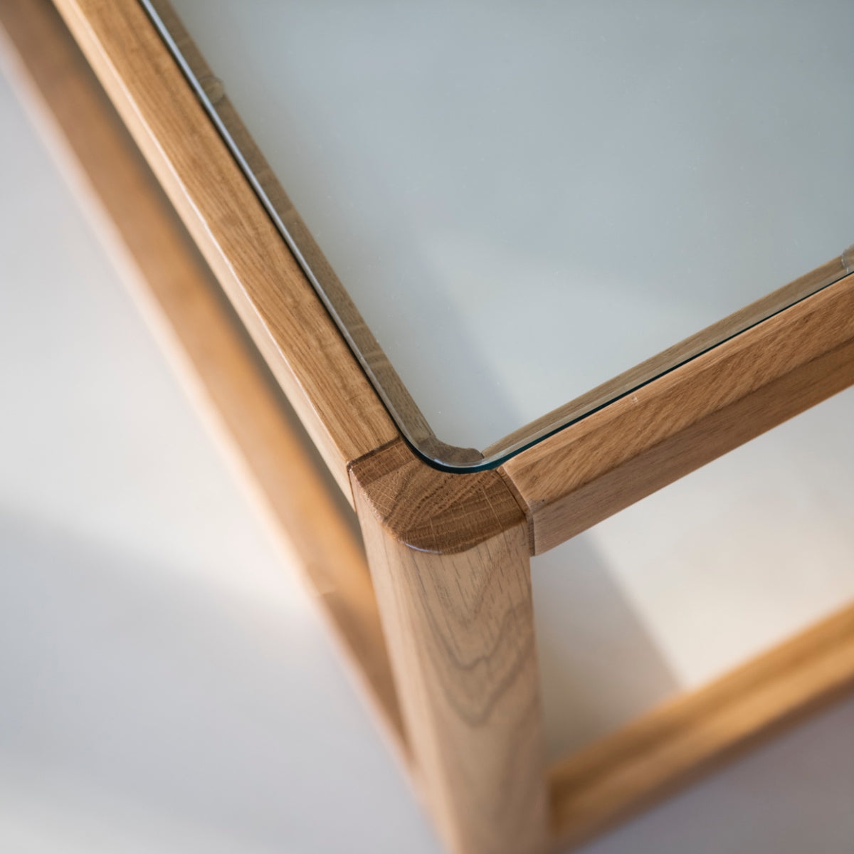Mesa auxiliar de cristal y madera
