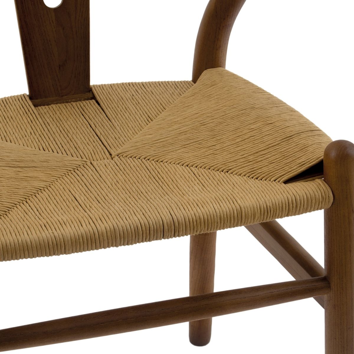 Detalle de asiento de fibra trenzada de silla de comedor de madera