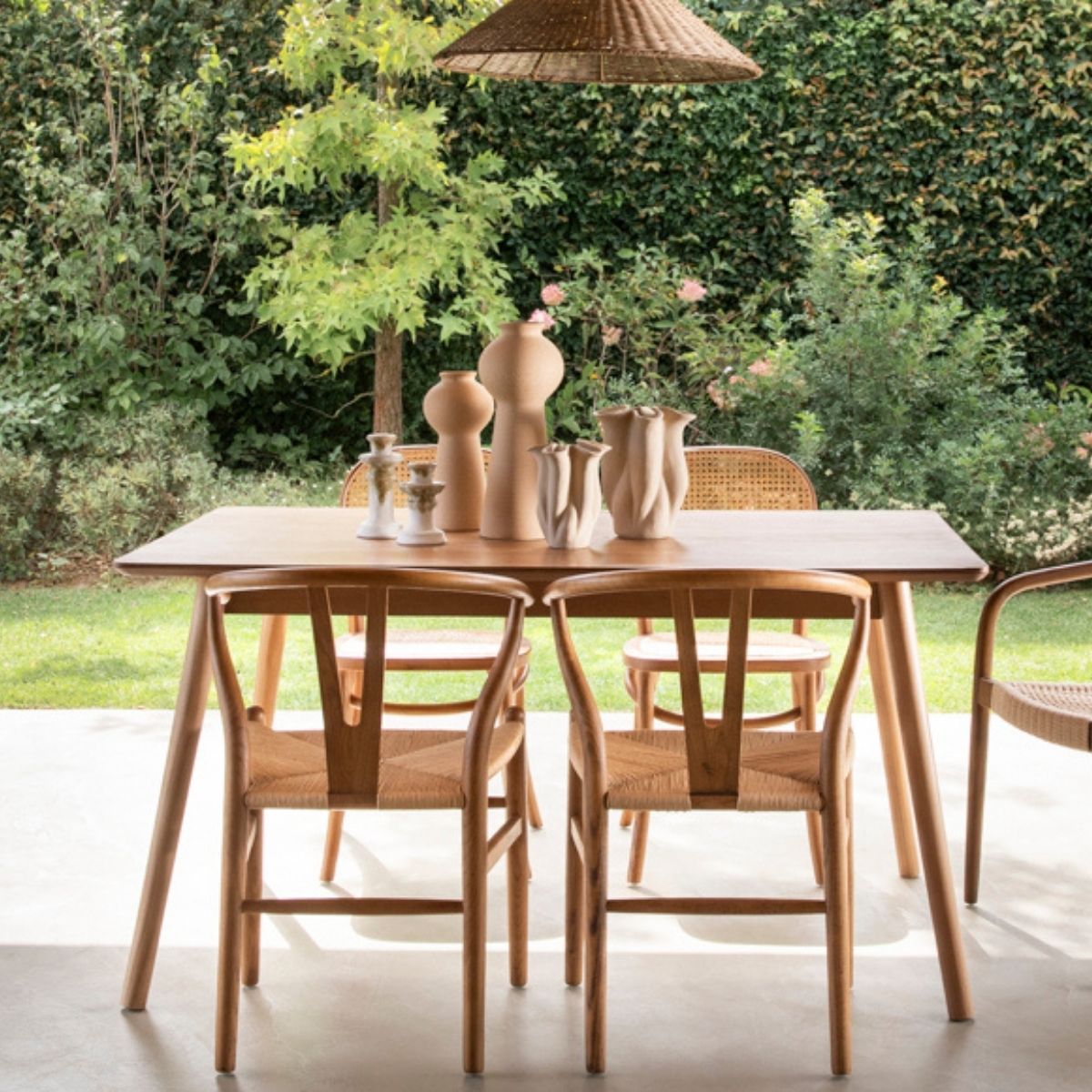 Sillas de comedor de madera con asiento de fibra trenzada en ambiente de estilo mediterráneo