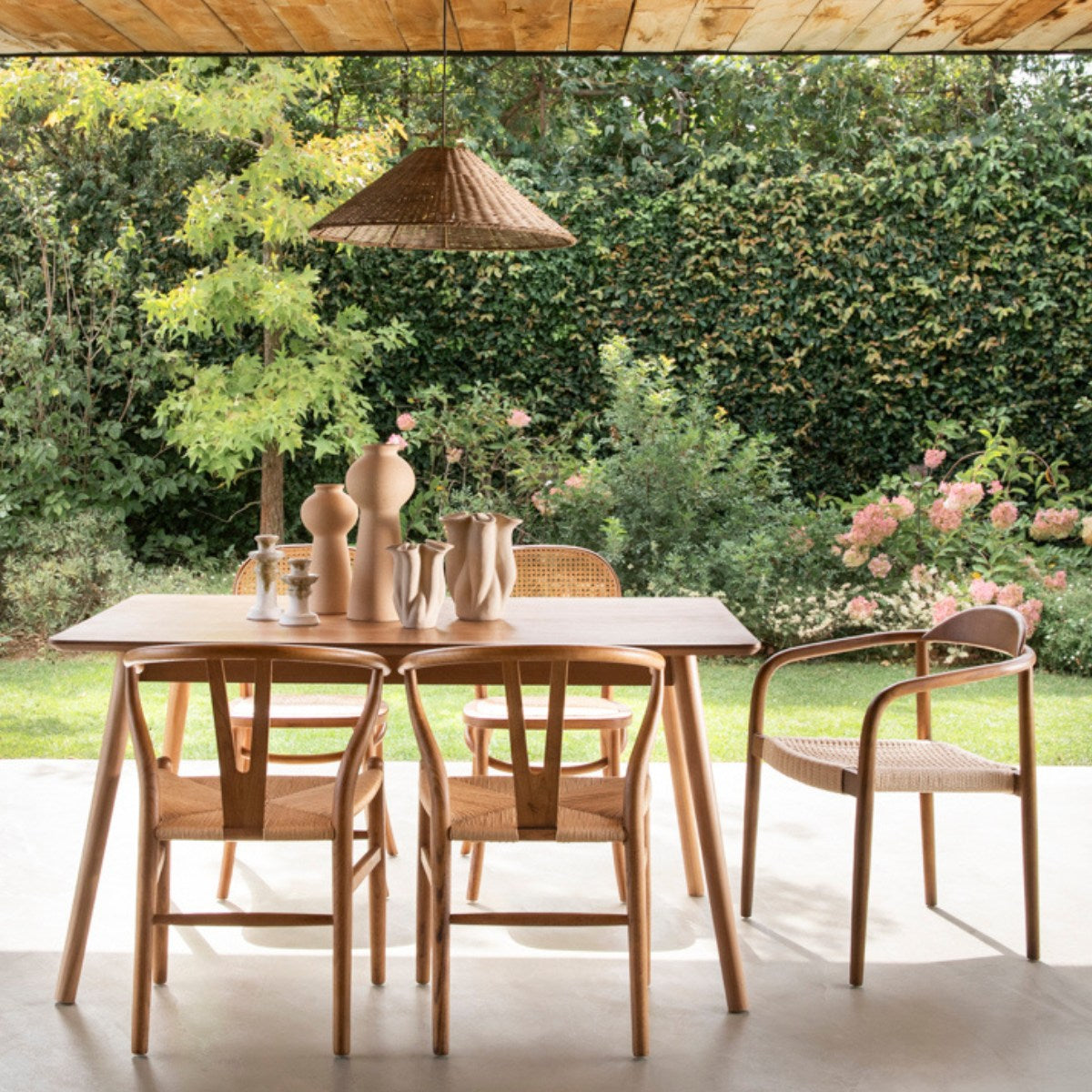 Mesa de comedor de madera oscura