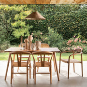 Mesa de comedor de madera oscura