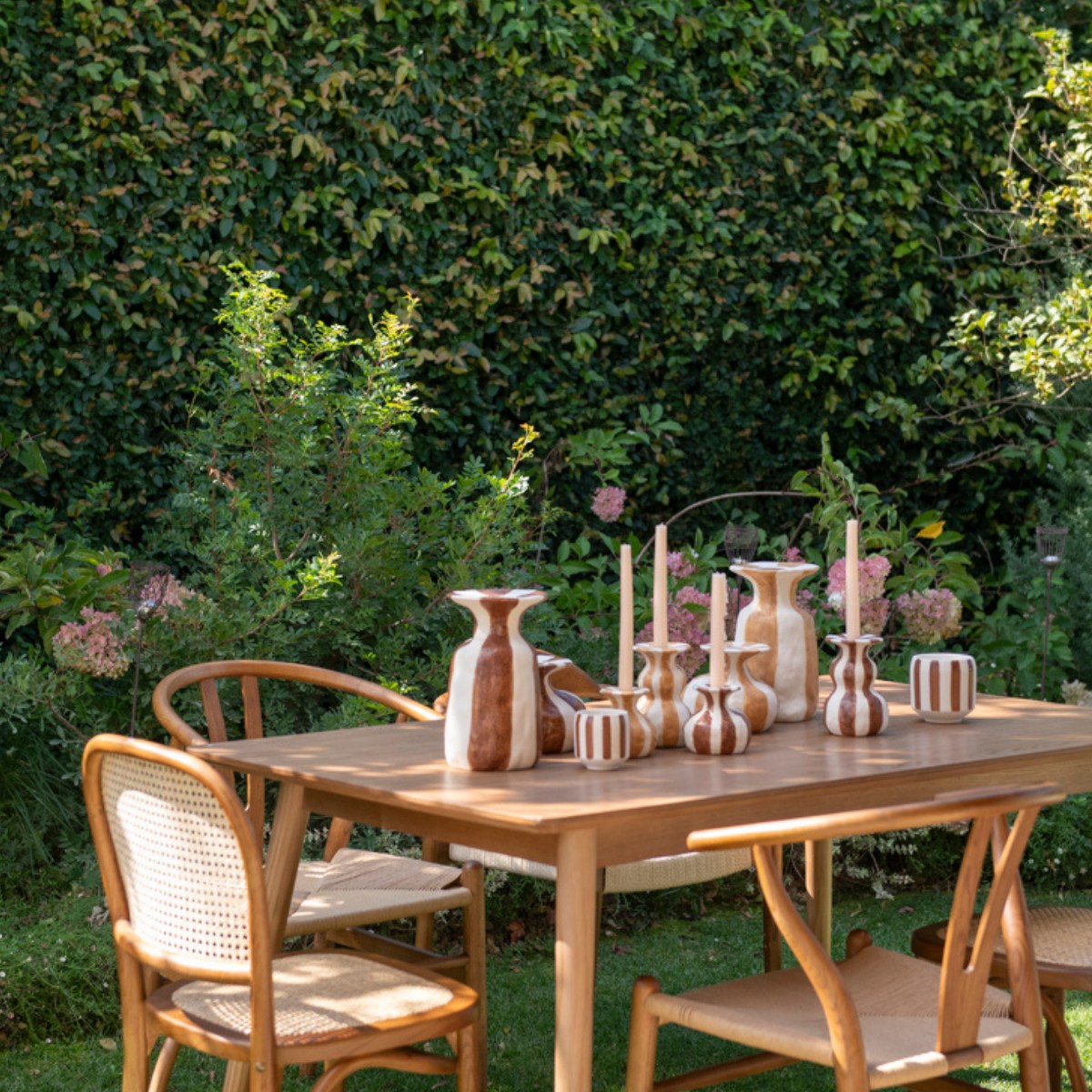 Mesa de comedor de madera oscura
