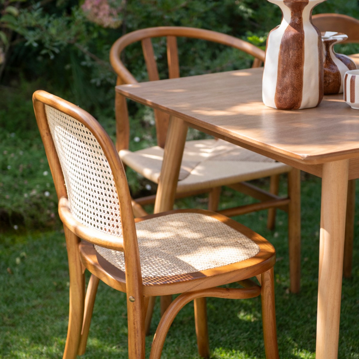 Mesa de comedor de madera oscura