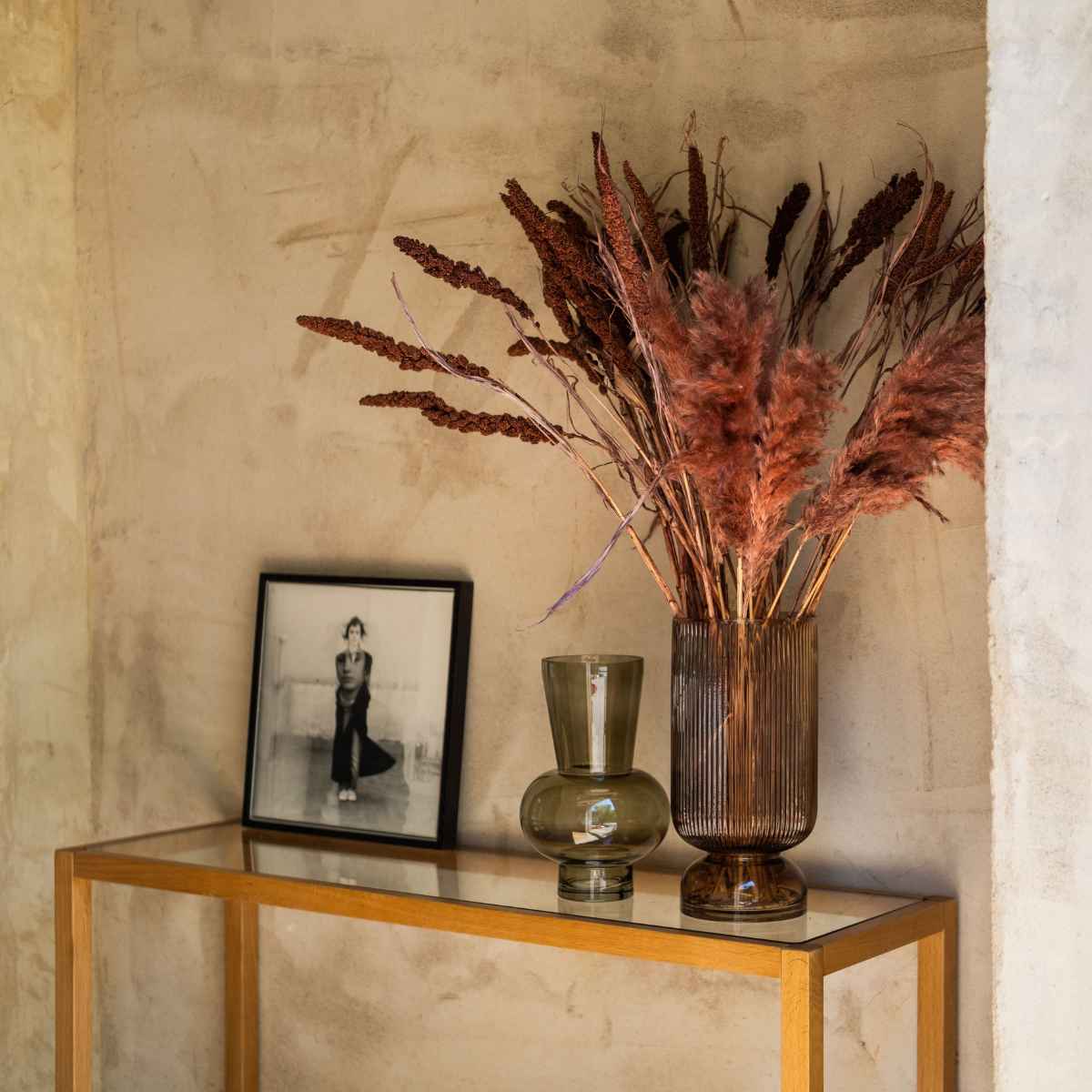 Detalle consola de madera de roble y cristal