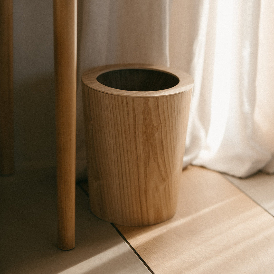 Papelera de oficina beige de madera
