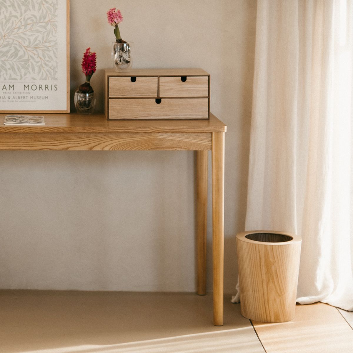 Papelera de oficina beige de madera